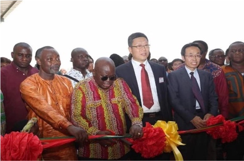 加納總統(tǒng)納納·阿庫福-阿多（Nana Akufo-Addo）為加納工廠剪彩